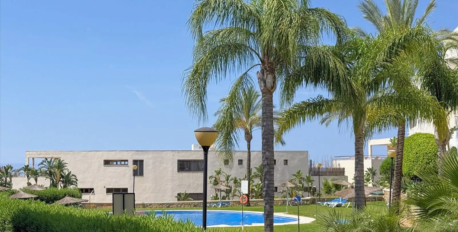 Продажа двухуровневого пентхауса в Altos de los Monteros 19