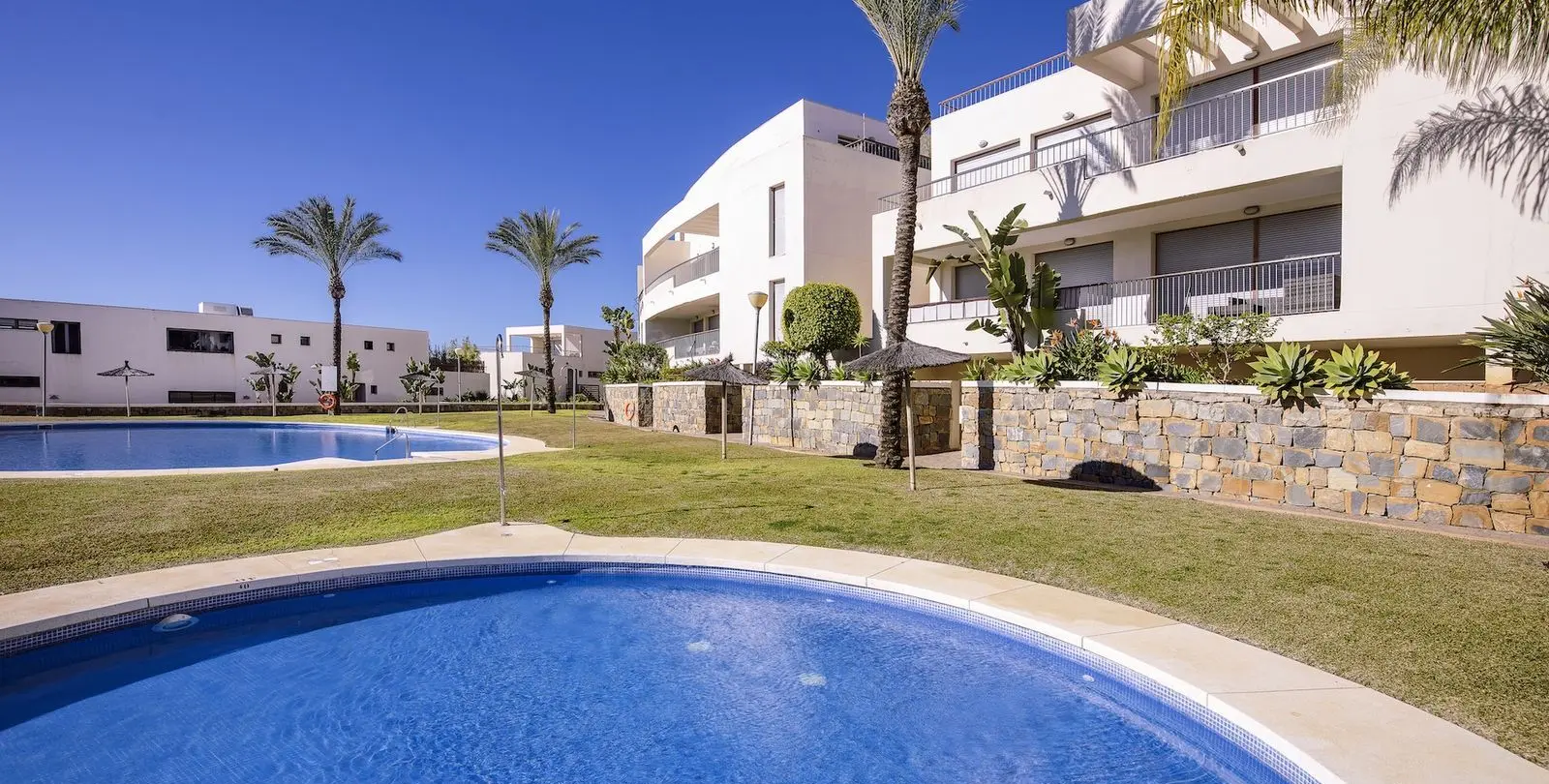 Продажа двухуровневого пентхауса в Altos de los Monteros 21