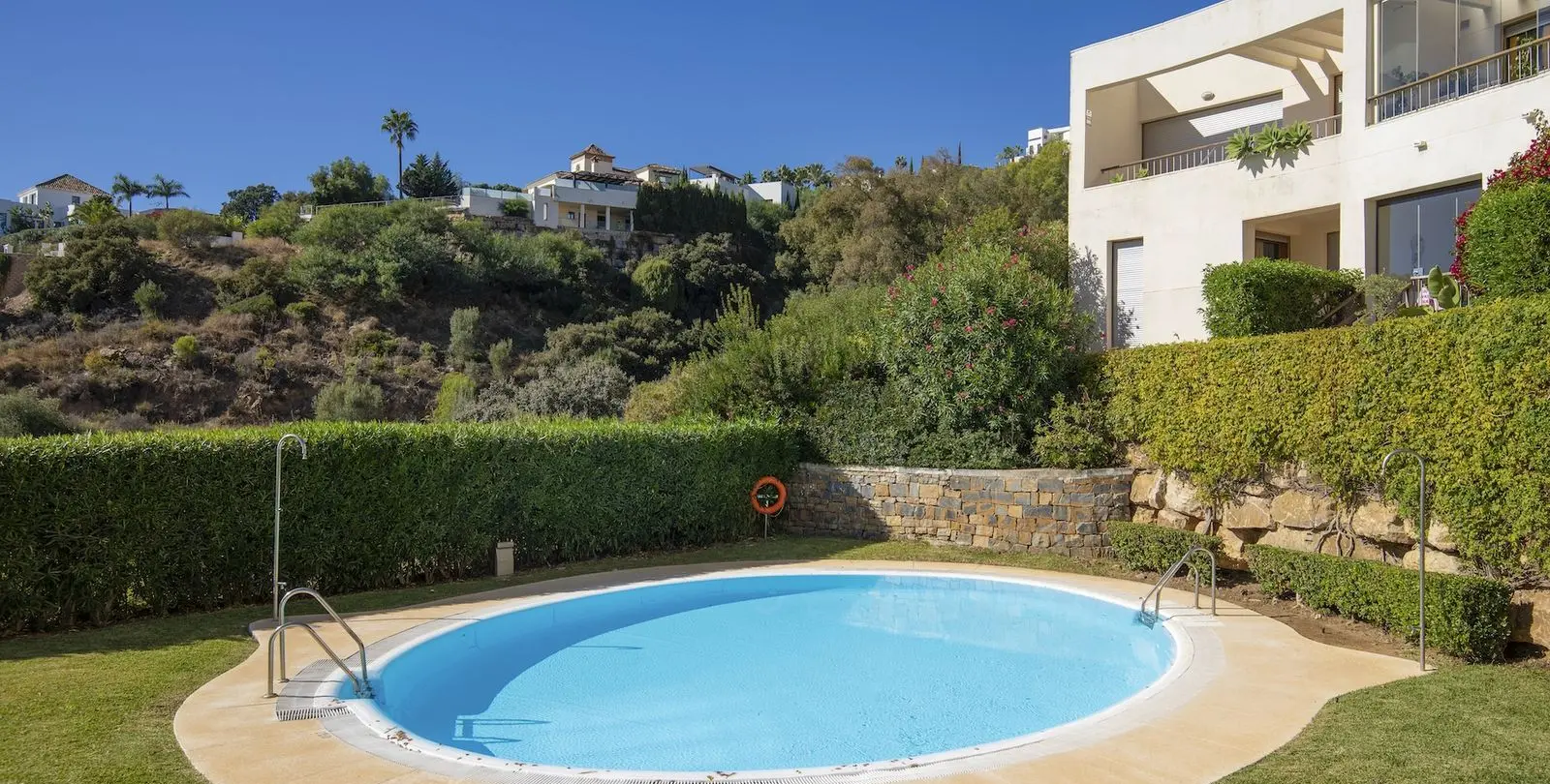 Продажа двухуровневого пентхауса в Altos de los Monteros 23