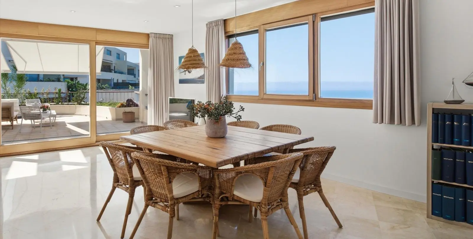 Продажа двухуровневого пентхауса в Altos de los Monteros 30