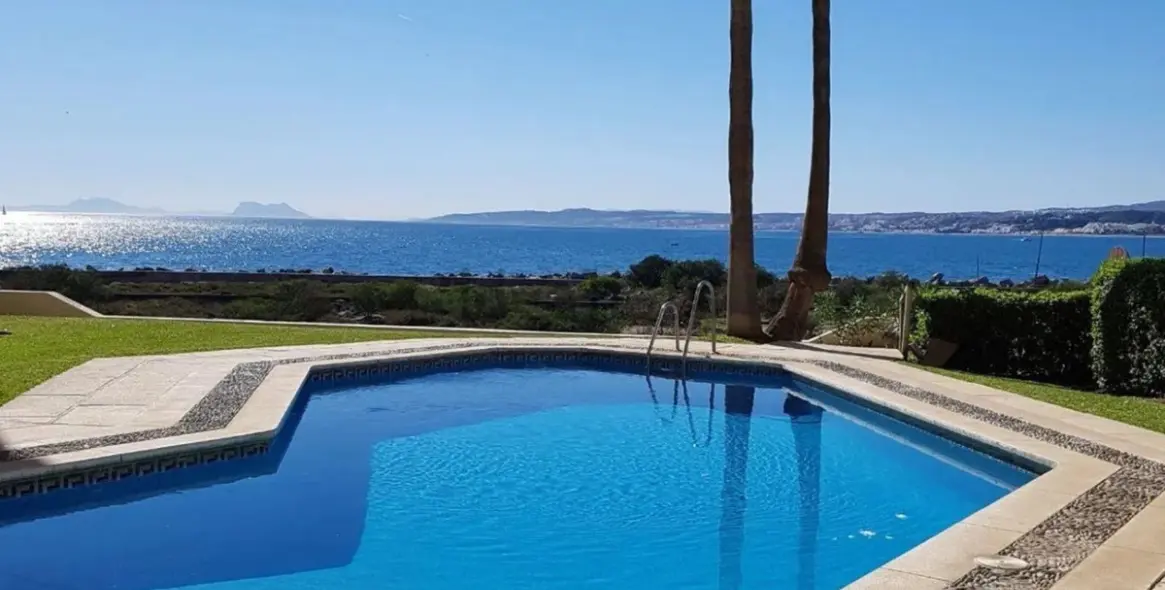 Sale of middle floor apartment in Estepona 1