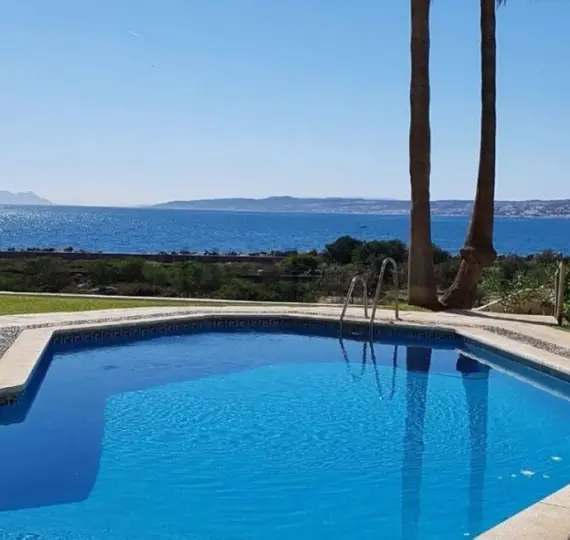 Sale of middle floor apartment in Estepona