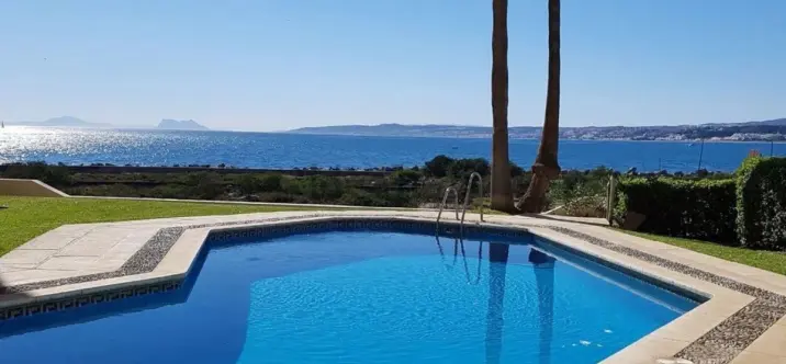 Sale of middle floor apartment in Estepona 0