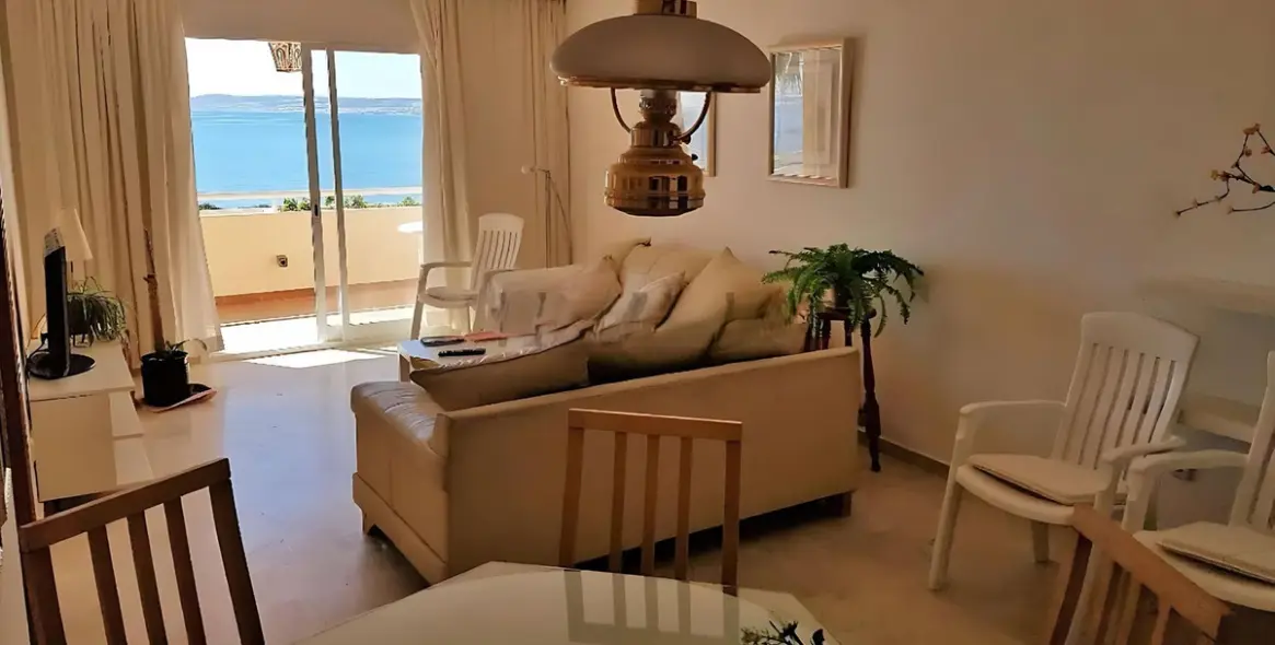 Sale of middle floor apartment in Estepona 2