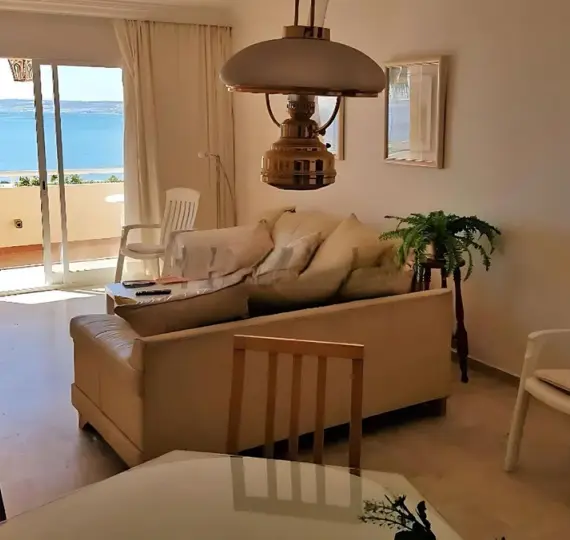 Sale of middle floor apartment in Estepona