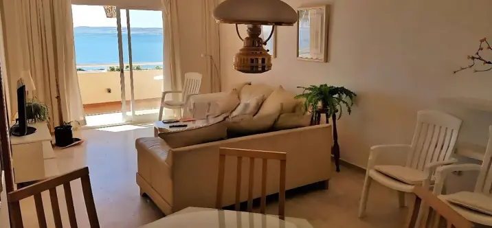 Sale of middle floor apartment in Estepona 1