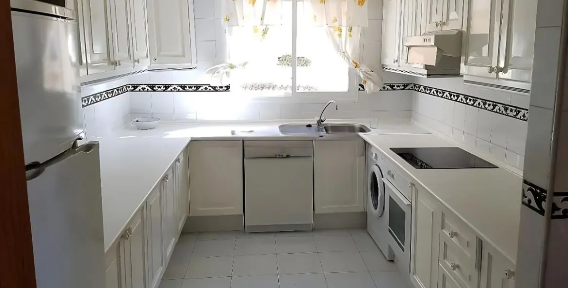 Sale of middle floor apartment in Estepona 3