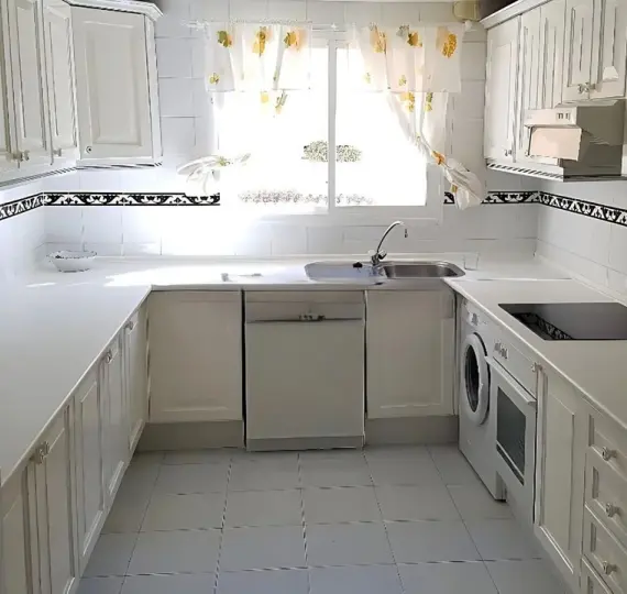 Sale of middle floor apartment in Estepona