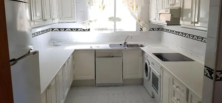 Sale of middle floor apartment in Estepona 2