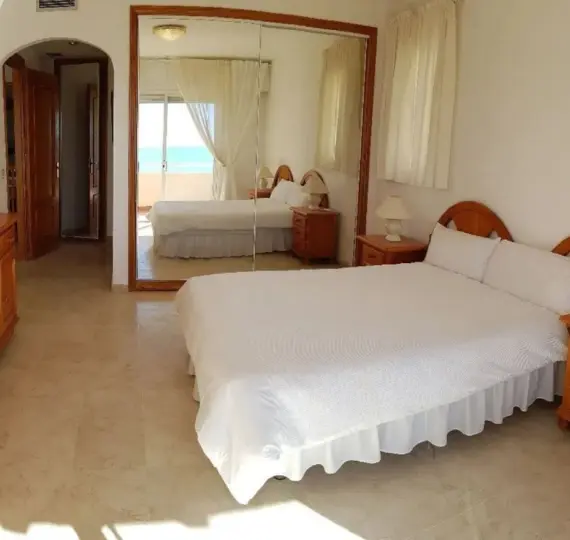 Sale of middle floor apartment in Estepona