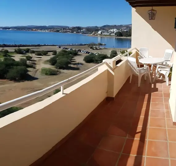 Sale of middle floor apartment in Estepona