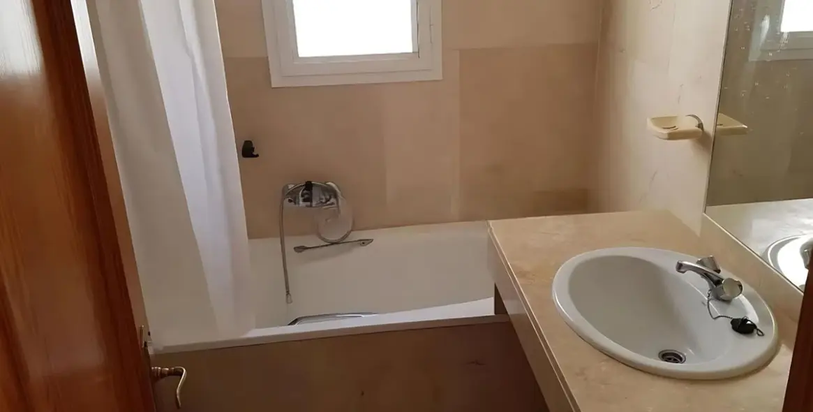 Sale of middle floor apartment in Estepona 15