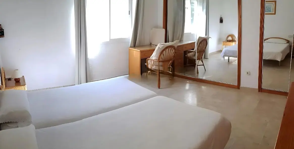 Sale of middle floor apartment in Estepona 16