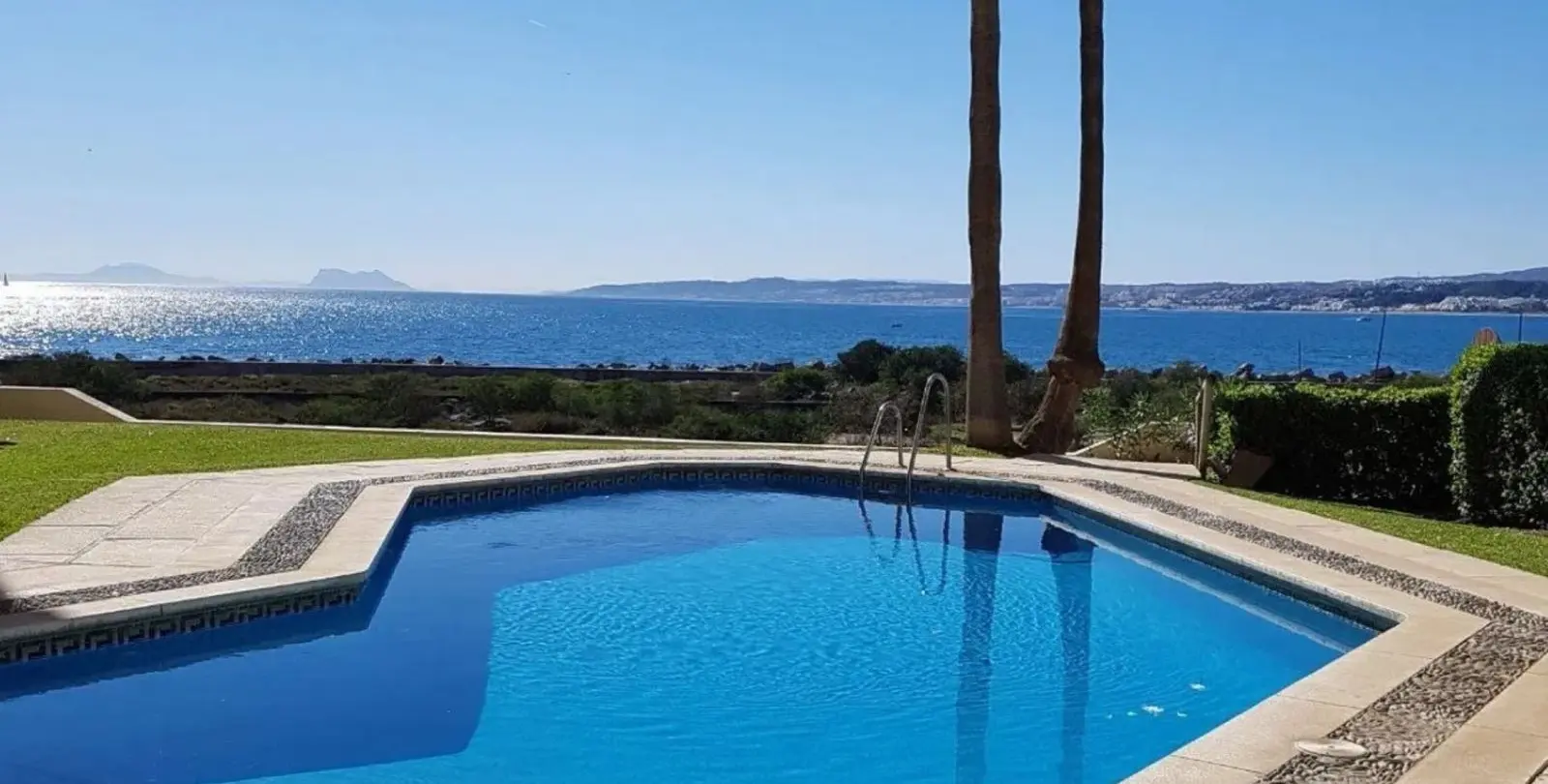 Sale of middle floor apartment in Estepona 1