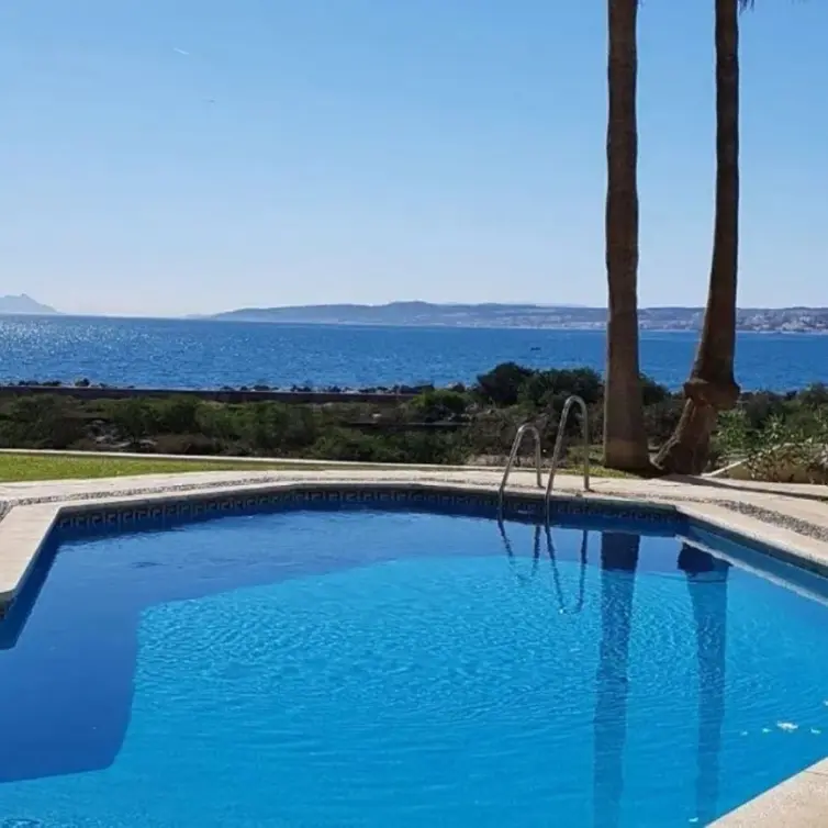 Sale of middle floor apartment in Estepona