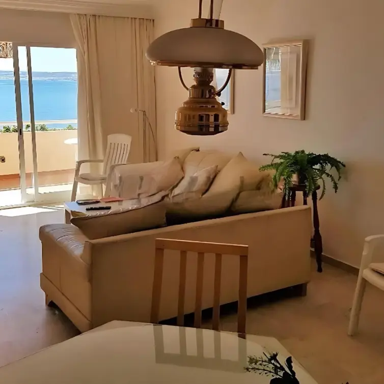 Sale of middle floor apartment in Estepona