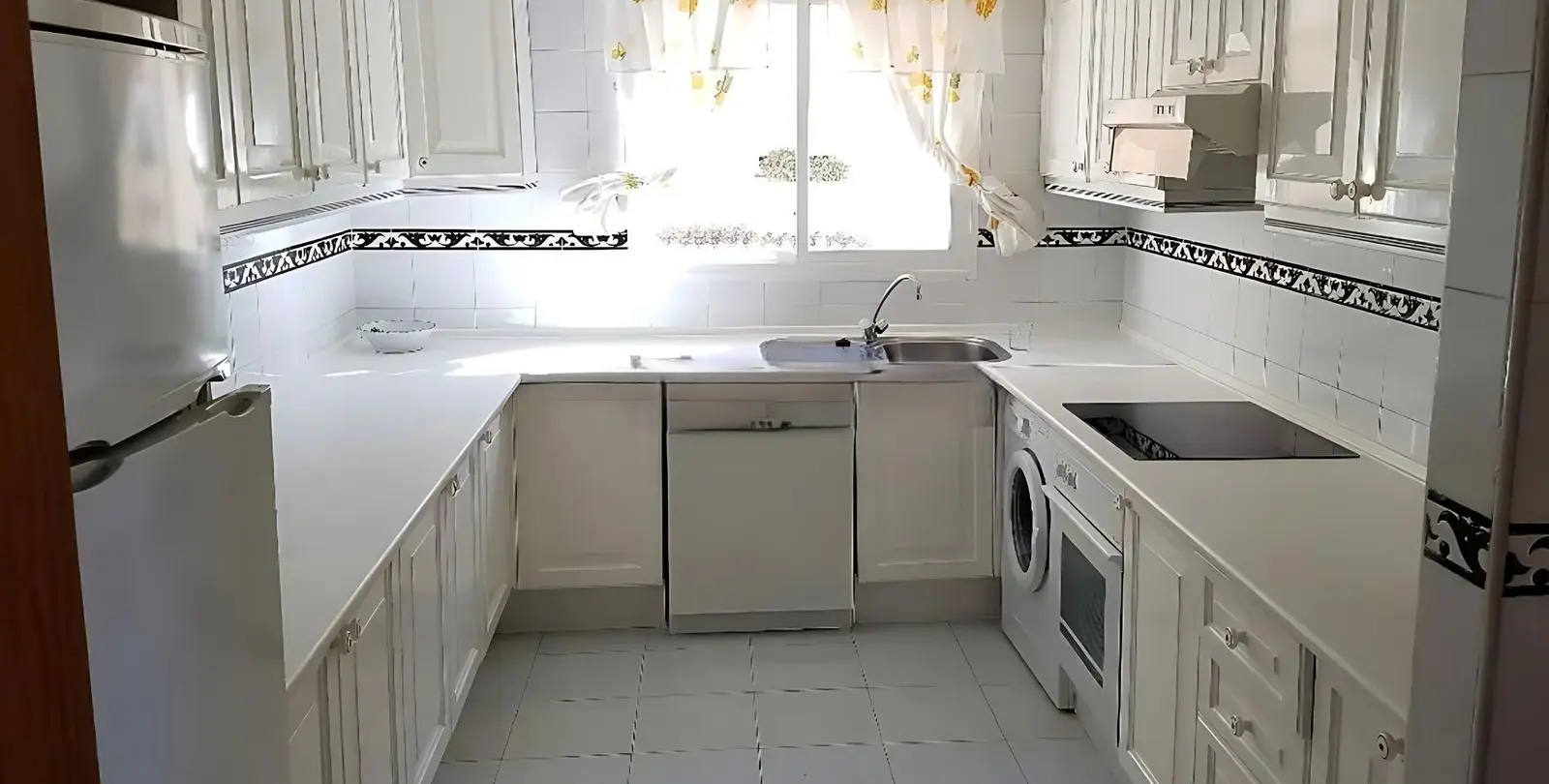Sale of middle floor apartment in Estepona 3