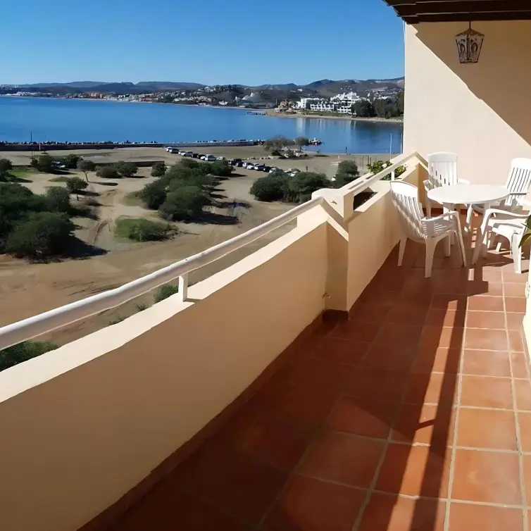 Sale of middle floor apartment in Estepona