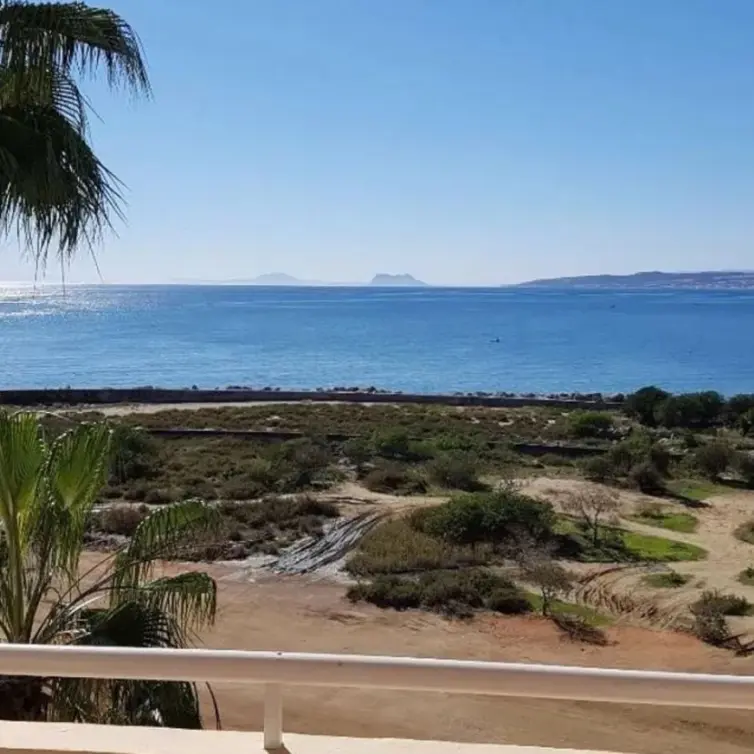 Sale of middle floor apartment in Estepona