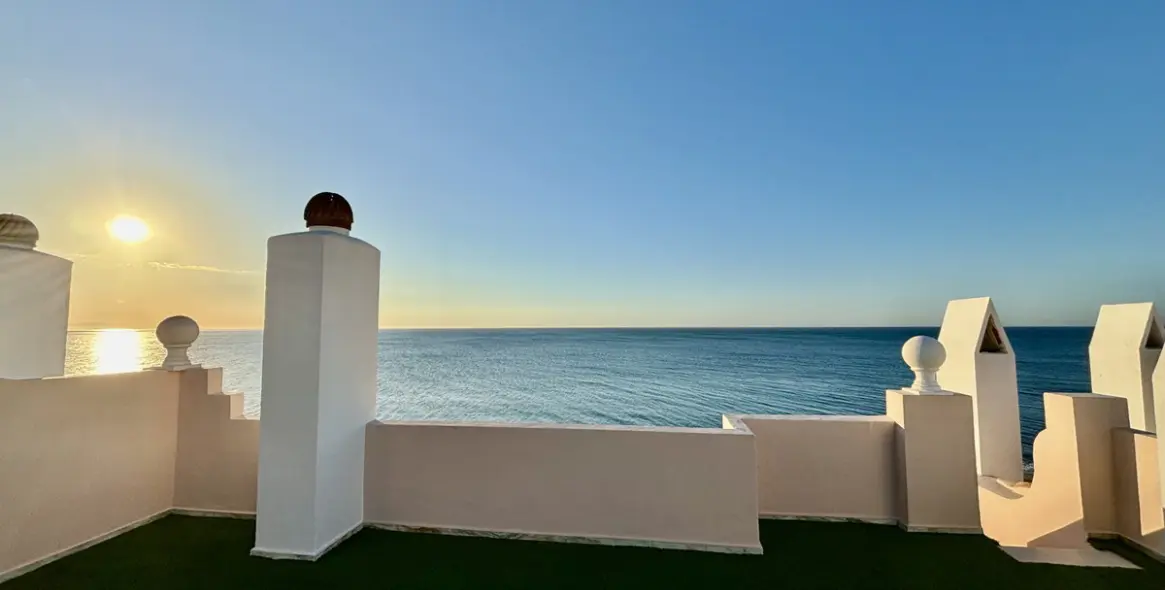 Продажа двухуровневого пентхауса в Estepona 10