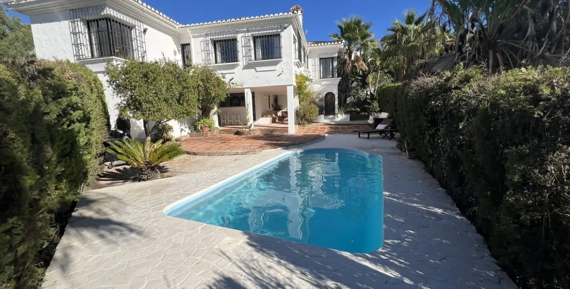 Продажа  отдельно стоящей виллы в El Padron 1