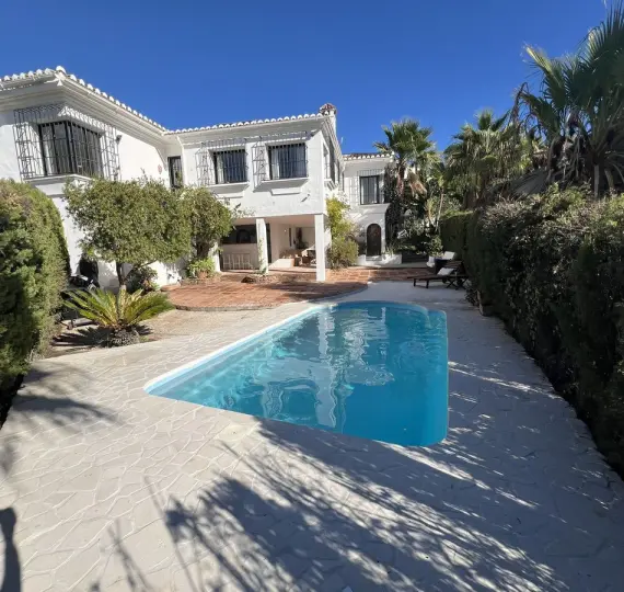 Sale of detached villa in El Padron