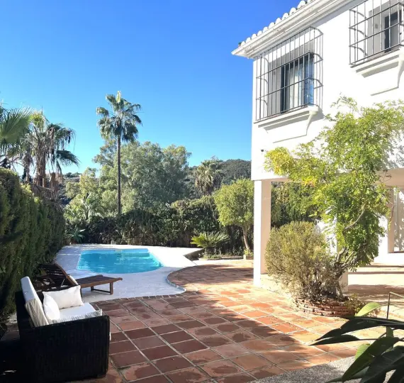 Sale of detached villa in El Padron