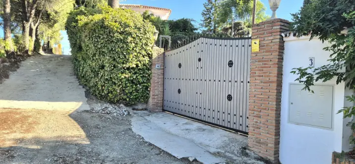 Sale of detached villa in Coín 2