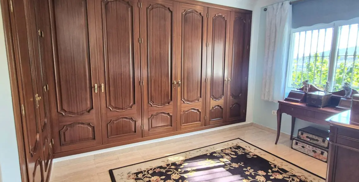 Sale of detached villa in Coín 35