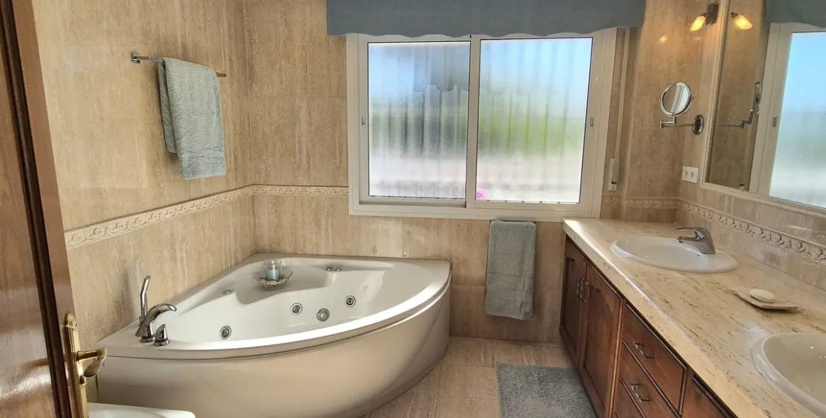 Sale of detached villa in Coín 36