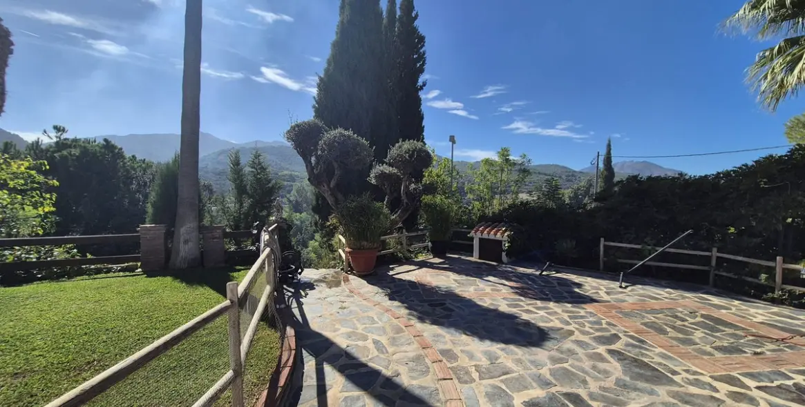 Sale of detached villa in Coín 55