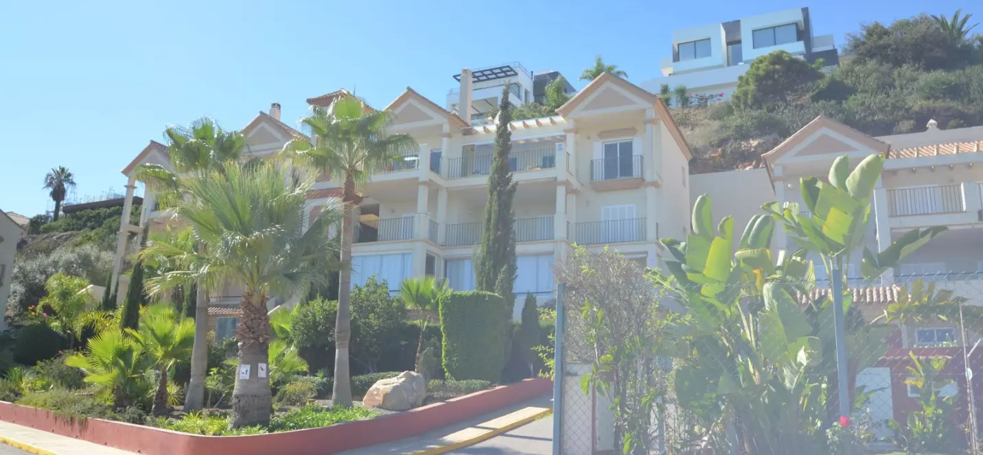 Sale of penthouse in La Duquesa 2