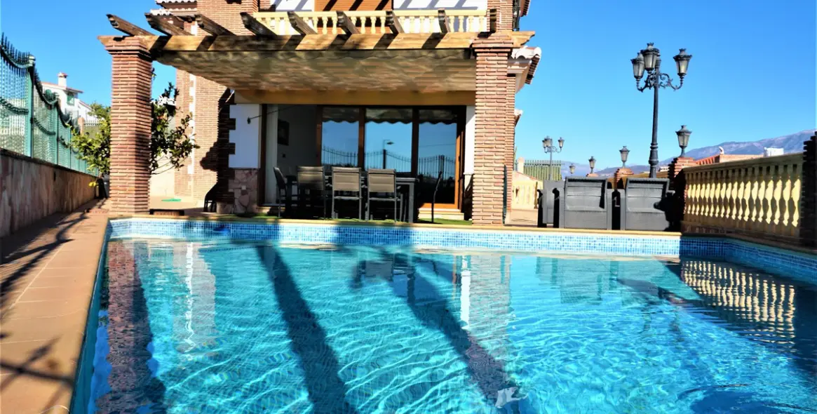 Sale of detached villa in Torre del Mar 1