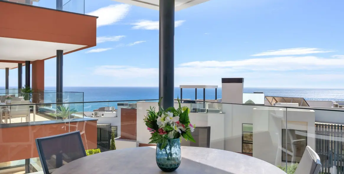 Sale of middle floor apartment in Fuengirola 12