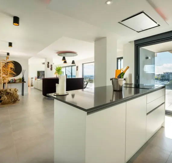 Sale of middle floor apartment in Estepona