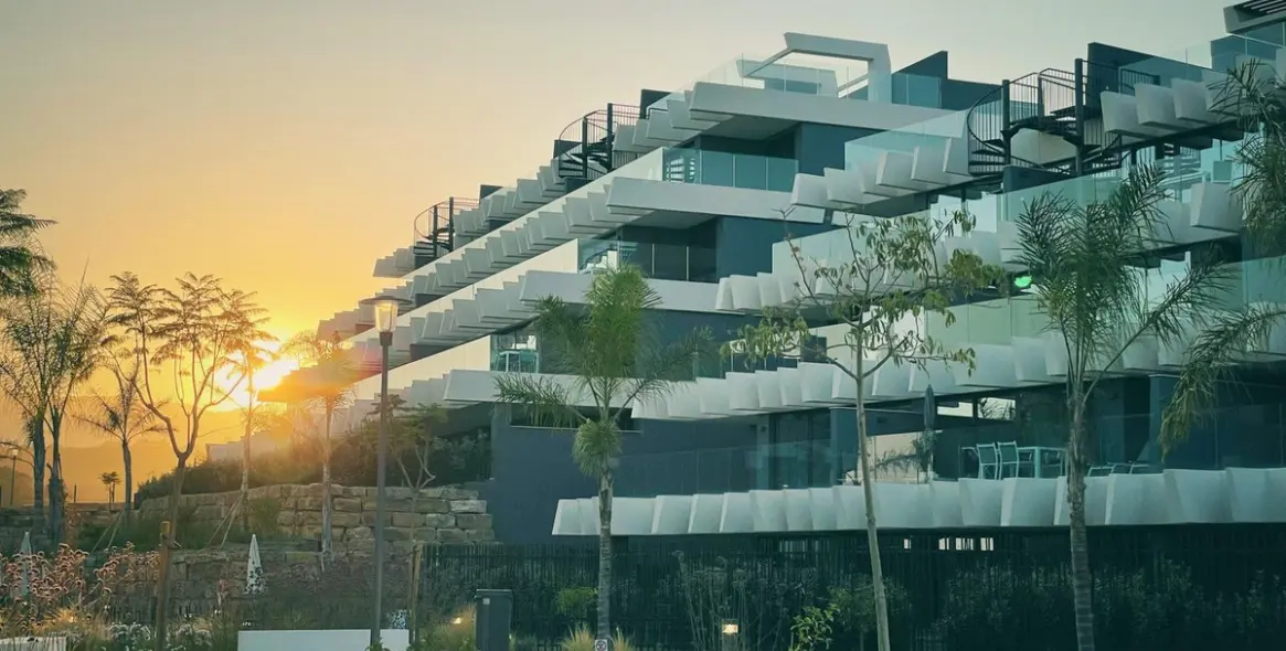 Sale of middle floor apartment in Estepona 2