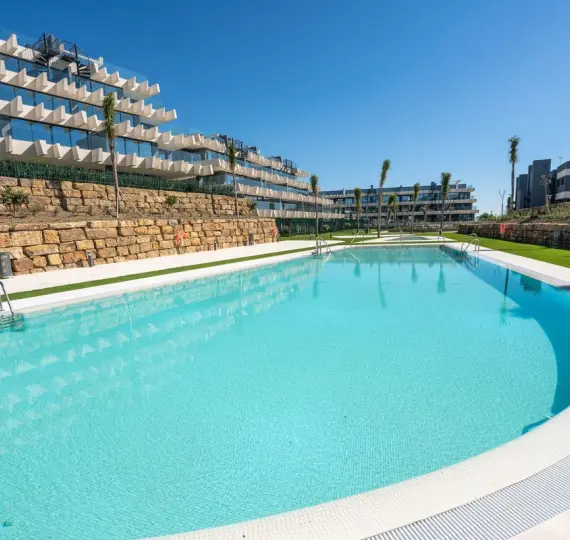 Sale of middle floor apartment in Estepona