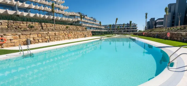 Sale of middle floor apartment in Estepona 3