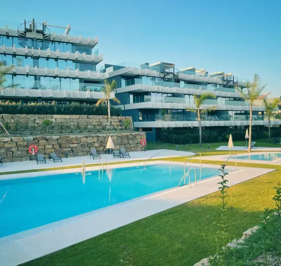 Sale of middle floor apartment in Estepona
