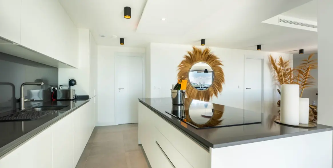 Sale of middle floor apartment in Estepona 15