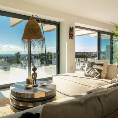 Sale of middle floor apartment in Estepona