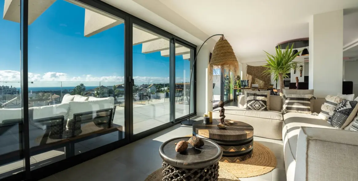 Sale of middle floor apartment in Estepona 2