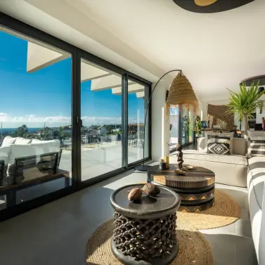 Sale of middle floor apartment in Estepona