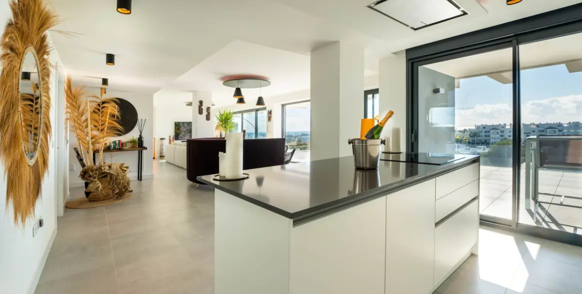 Sale of middle floor apartment in Estepona 3