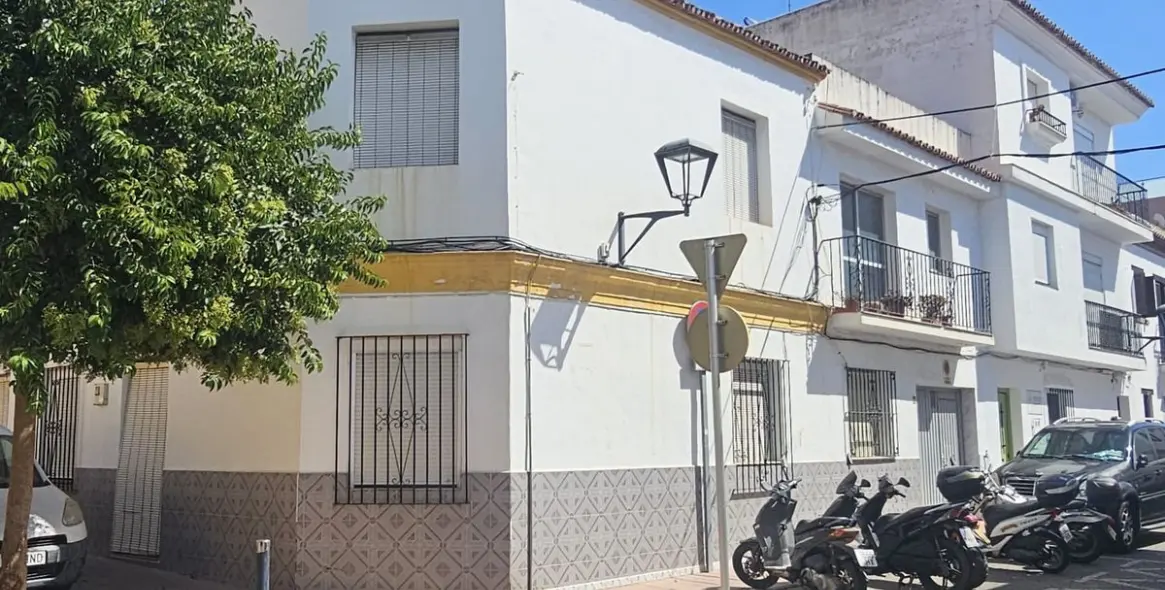 Sale of townhouse in Estepona 1