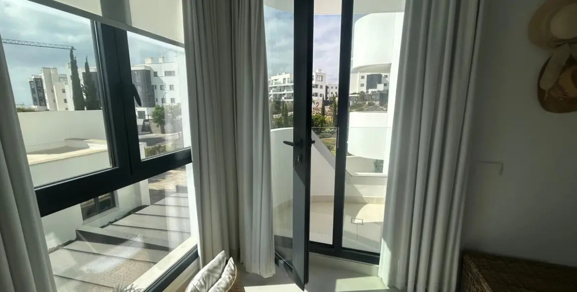 Venta de apartamento en planta media en Higueron 24