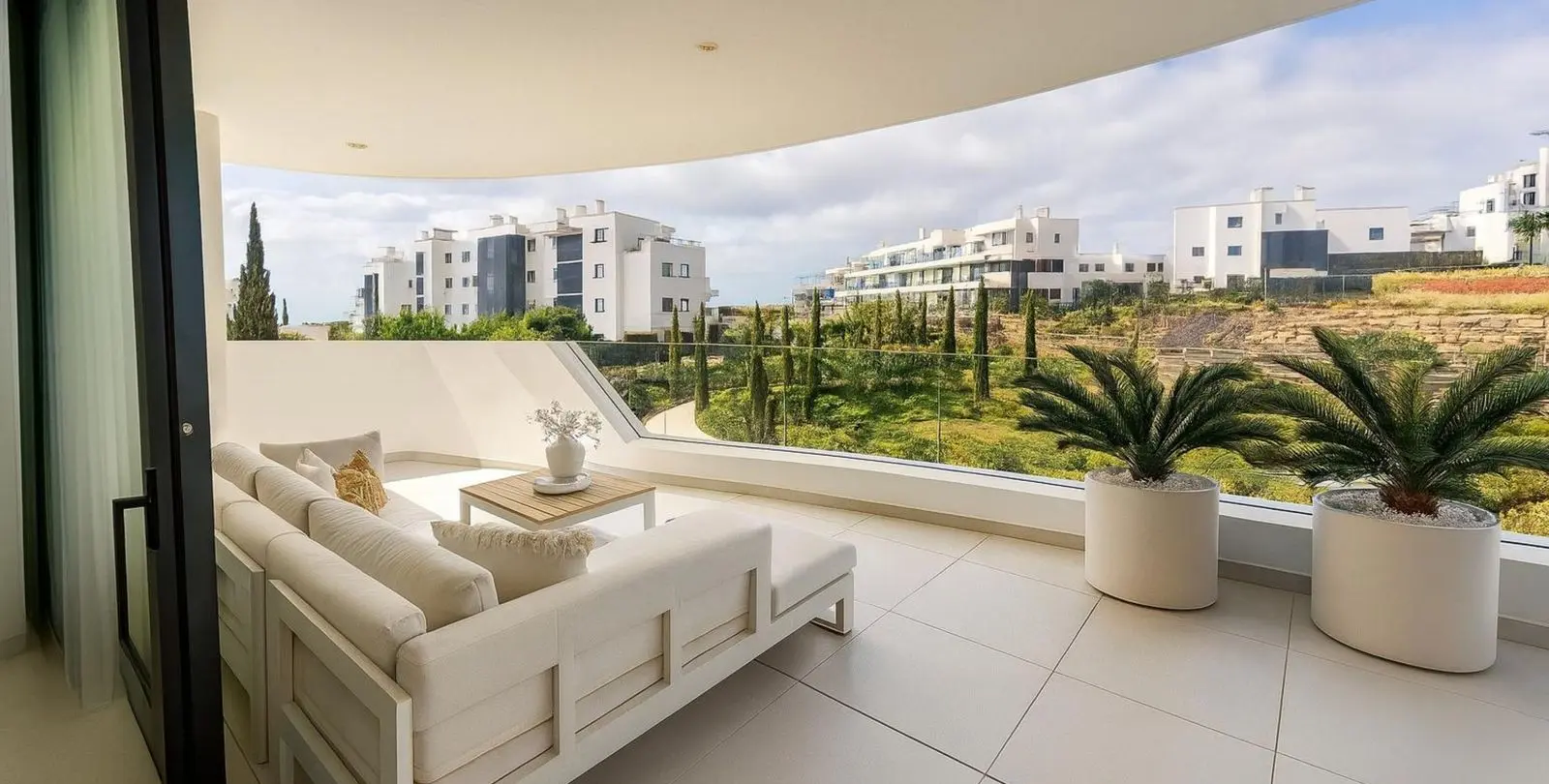 Sale of middle floor apartment in Higueron 2
