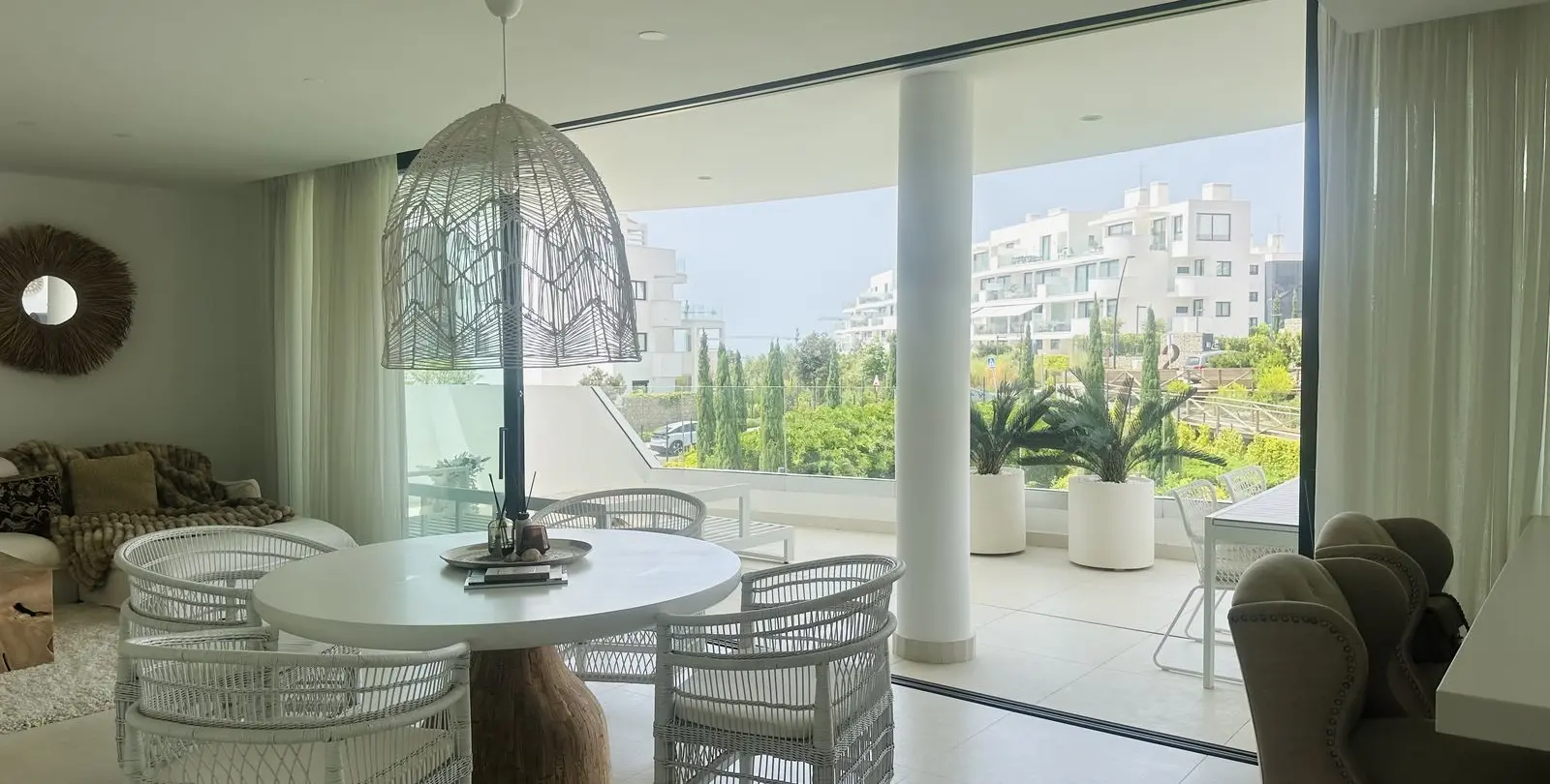 Sale of middle floor apartment in Higueron 10