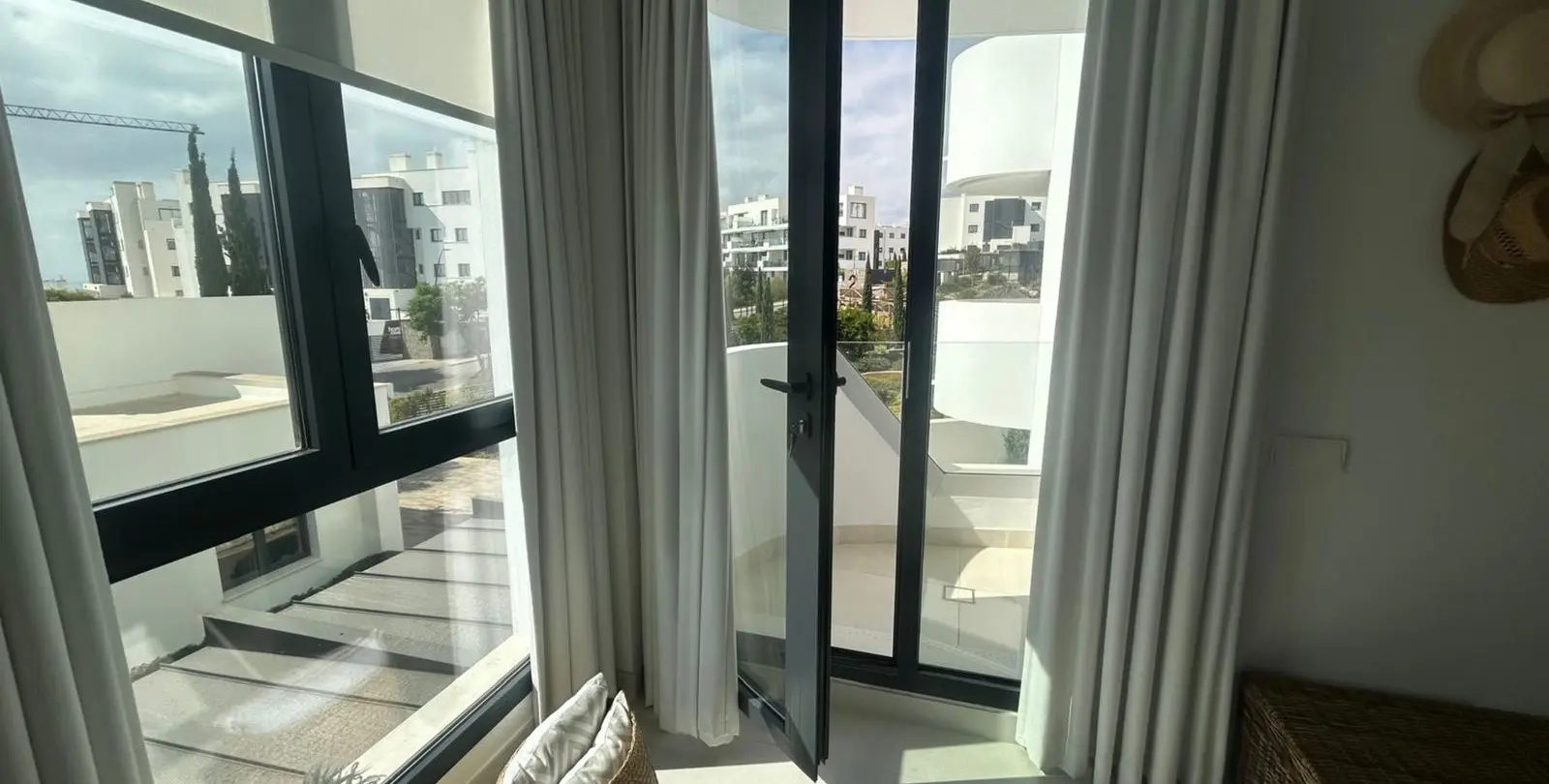 Sale of middle floor apartment in Higueron 26
