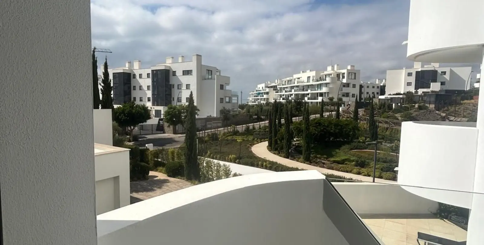 Sale of middle floor apartment in Higueron 27